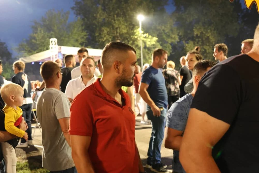 (FOTOGALERIJA) Uz nastup „Energy banda“ i „Slavonskih lola“ održana završna večer Gastro večeri u Batrini