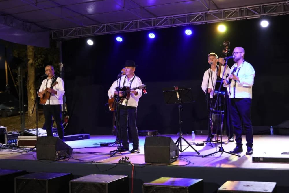 (FOTOGALERIJA) Uz nastup „Energy banda“ i „Slavonskih lola“ održana završna večer Gastro večeri u Batrini
