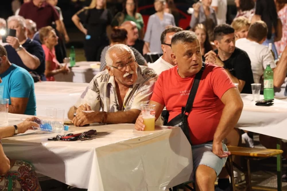 (FOTOGALERIJA) Uz nastup „Energy banda“ i „Slavonskih lola“ održana završna večer Gastro večeri u Batrini