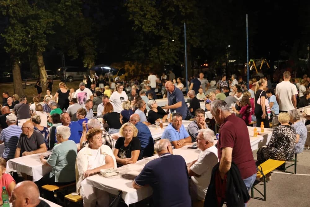 (FOTOGALERIJA) Uz nastup „Energy banda“ i „Slavonskih lola“ održana završna večer Gastro večeri u Batrini