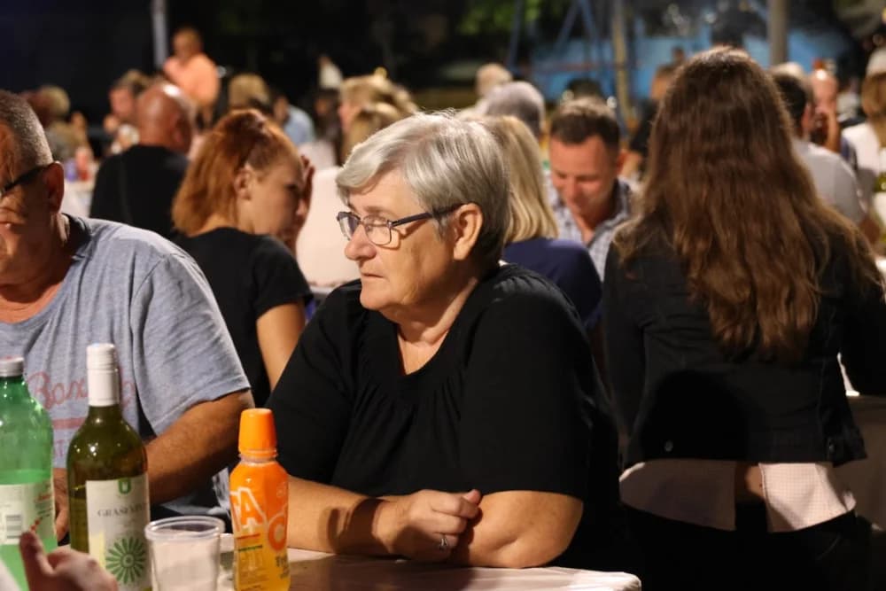 (FOTOGALERIJA) Uz nastup „Energy banda“ i „Slavonskih lola“ održana završna večer Gastro večeri u Batrini