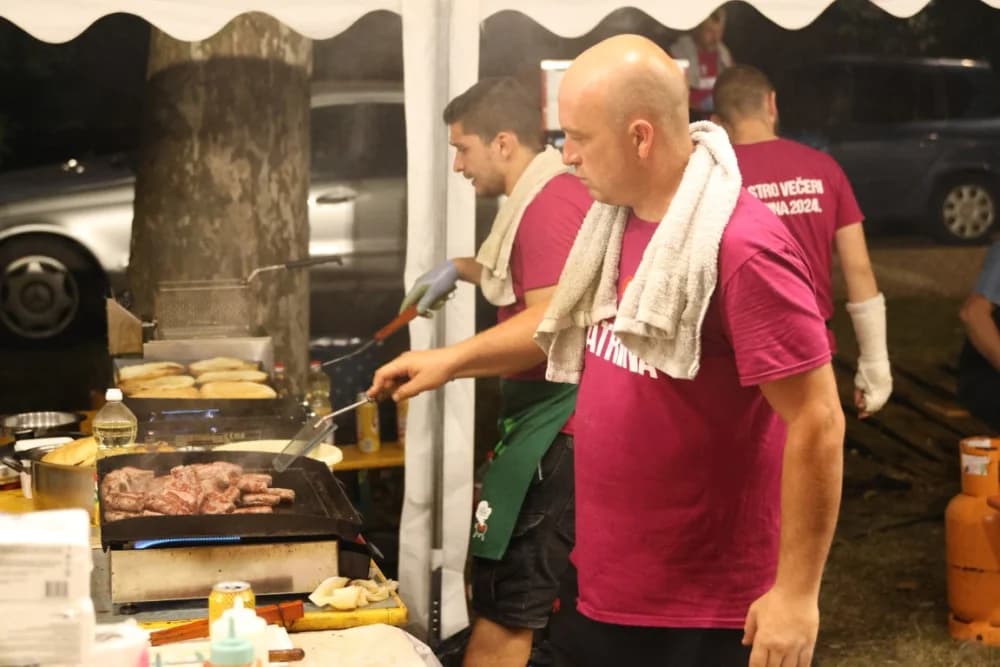 (FOTOGALERIJA) Uz nastup „Energy banda“ i „Slavonskih lola“ održana završna večer Gastro večeri u Batrini