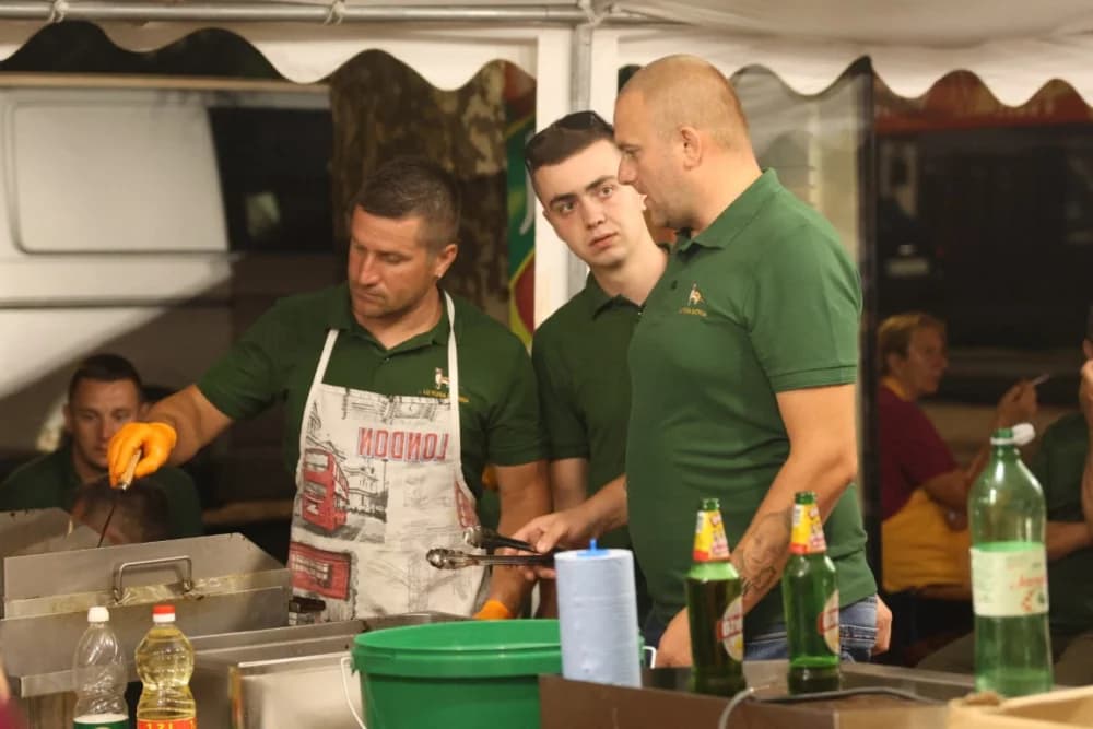 (FOTOGALERIJA) Uz nastup „Energy banda“ i „Slavonskih lola“ održana završna večer Gastro večeri u Batrini