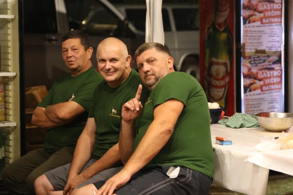 (FOTOGALERIJA) Uz nastup „Energy banda“ i „Slavonskih lola“ održana završna večer Gastro večeri u Batrini