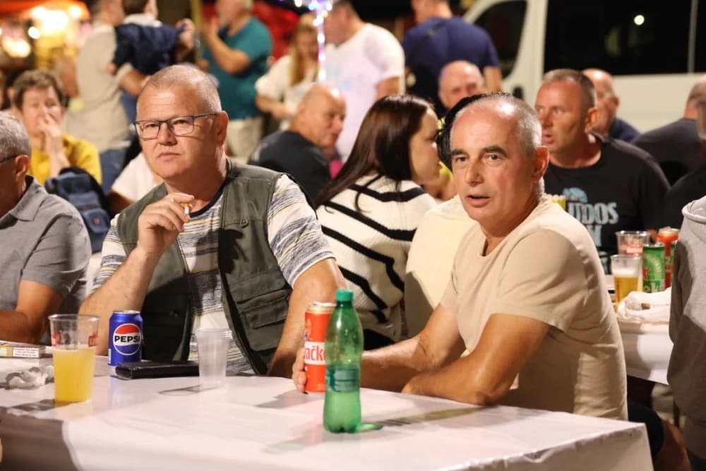 (FOTOGALERIJA) Uz nastup „Energy banda“ i „Slavonskih lola“ održana završna večer Gastro večeri u Batrini