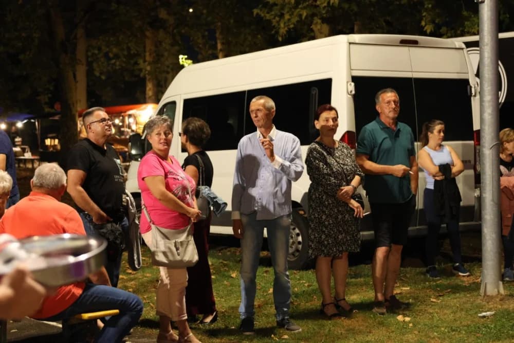 (FOTOGALERIJA) Uz nastup „Energy banda“ i „Slavonskih lola“ održana završna večer Gastro večeri u Batrini
