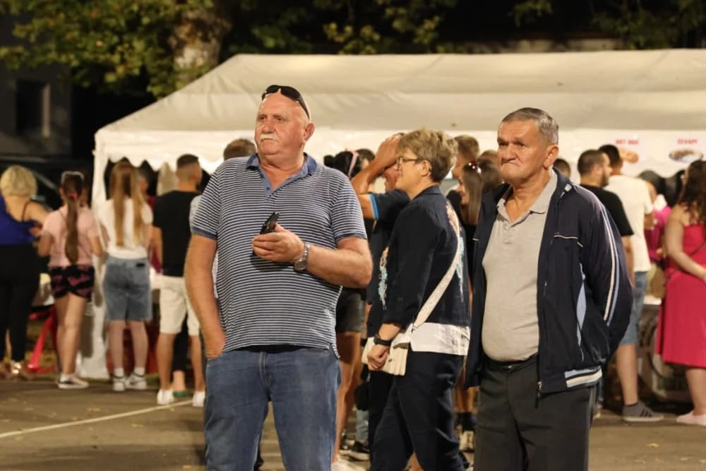 (FOTOGALERIJA) Uz nastup „Energy banda“ i „Slavonskih lola“ održana završna večer Gastro večeri u Batrini