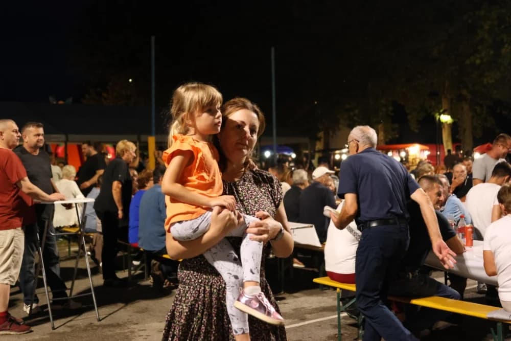 (FOTOGALERIJA) Uz nastup „Energy banda“ i „Slavonskih lola“ održana završna večer Gastro večeri u Batrini