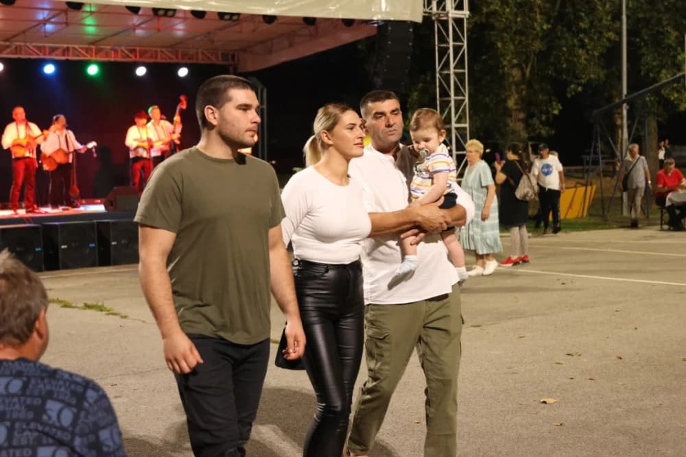 (FOTOGALERIJA) Uz nastup „Energy banda“ i „Slavonskih lola“ održana završna večer Gastro večeri u Batrini