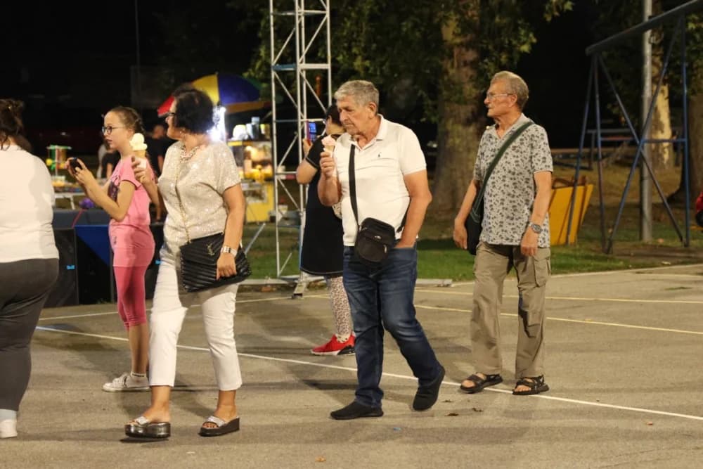 (FOTOGALERIJA) Uz nastup „Energy banda“ i „Slavonskih lola“ održana završna večer Gastro večeri u Batrini