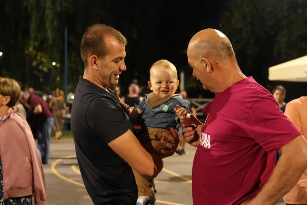 (FOTOGALERIJA) Uz nastup „Energy banda“ i „Slavonskih lola“ održana završna večer Gastro večeri u Batrini