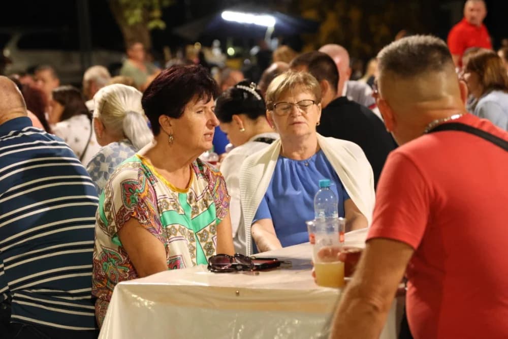 (FOTOGALERIJA) Uz nastup „Energy banda“ i „Slavonskih lola“ održana završna večer Gastro večeri u Batrini