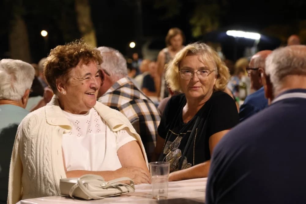 (FOTOGALERIJA) Uz nastup „Energy banda“ i „Slavonskih lola“ održana završna večer Gastro večeri u Batrini