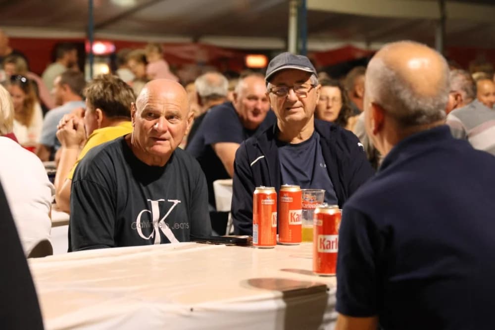 (FOTOGALERIJA) Uz nastup „Energy banda“ i „Slavonskih lola“ održana završna večer Gastro večeri u Batrini