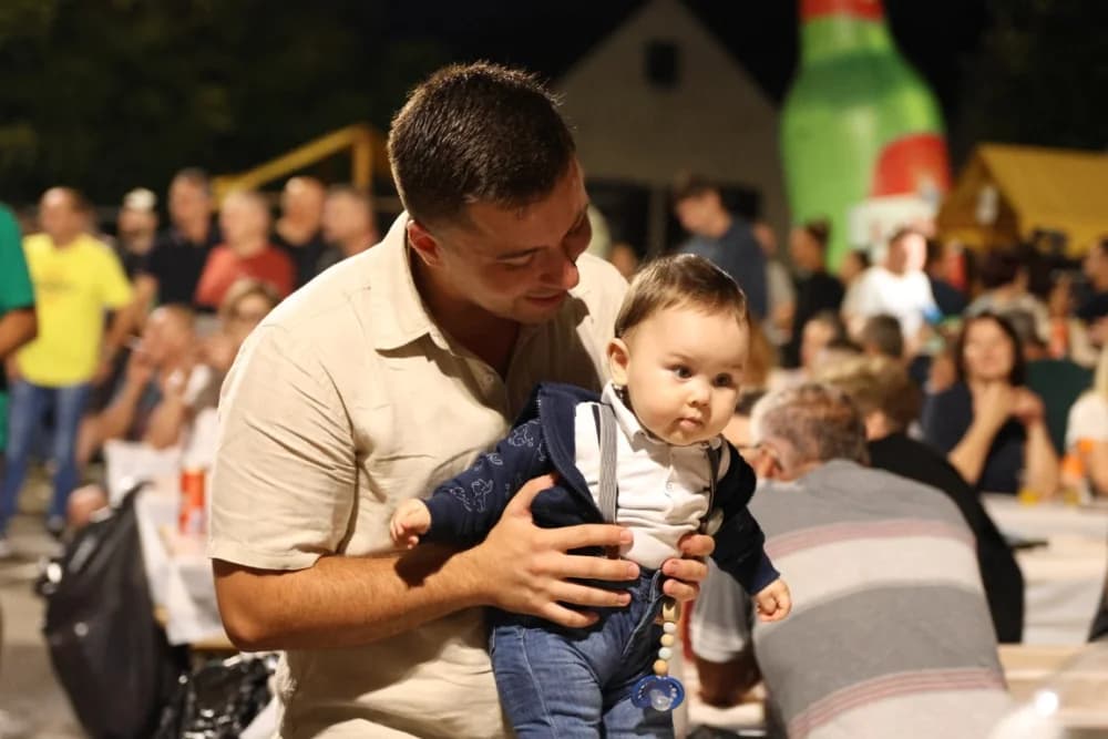(FOTOGALERIJA) Uz nastup „Energy banda“ i „Slavonskih lola“ održana završna večer Gastro večeri u Batrini