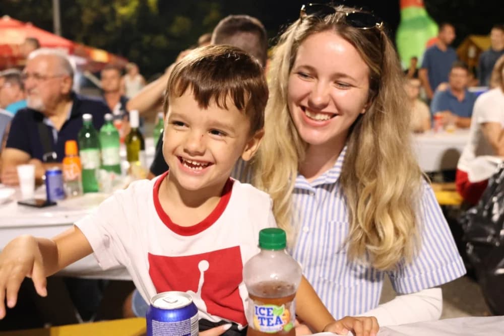 (FOTOGALERIJA) Uz nastup „Energy banda“ i „Slavonskih lola“ održana završna večer Gastro večeri u Batrini
