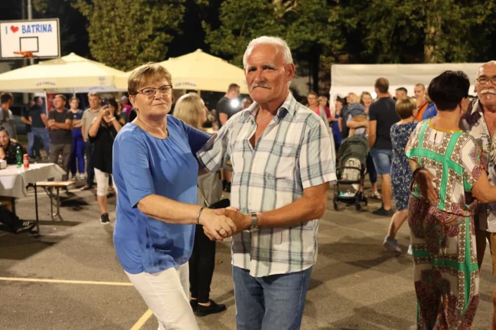 (FOTOGALERIJA) Uz nastup „Energy banda“ i „Slavonskih lola“ održana završna večer Gastro večeri u Batrini