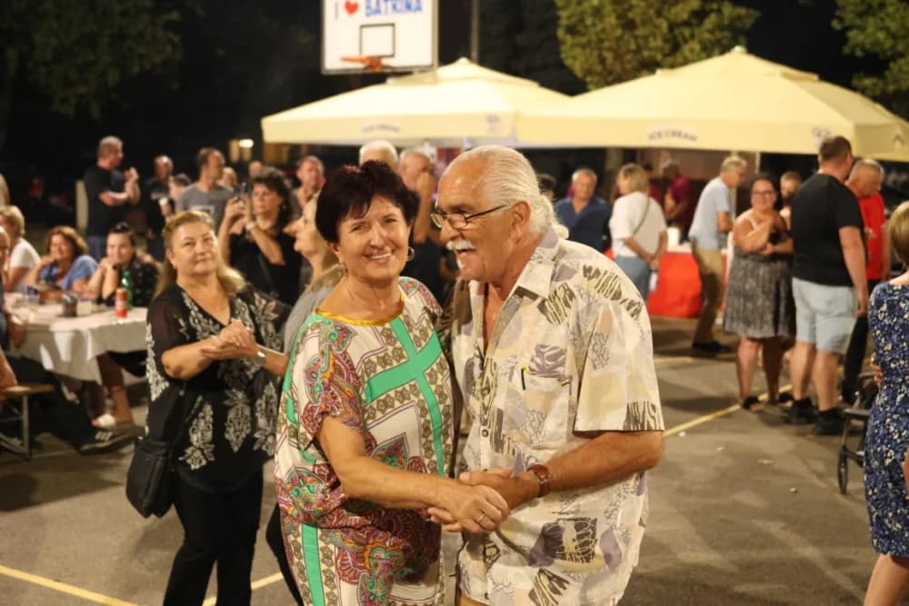 (FOTOGALERIJA) Uz nastup „Energy banda“ i „Slavonskih lola“ održana završna večer Gastro večeri u Batrini