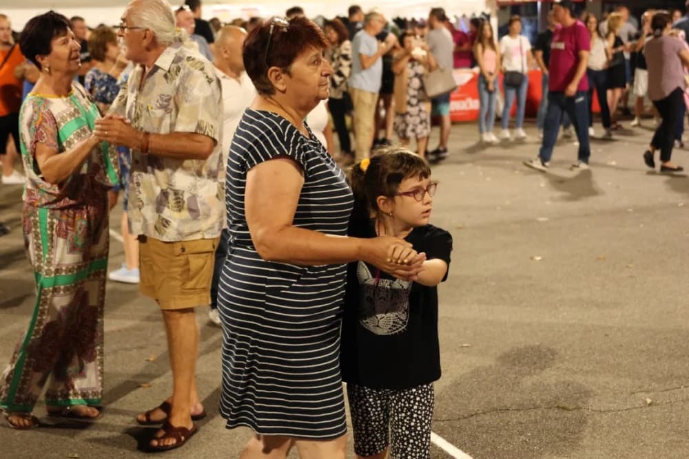 (FOTOGALERIJA) Uz nastup „Energy banda“ i „Slavonskih lola“ održana završna večer Gastro večeri u Batrini