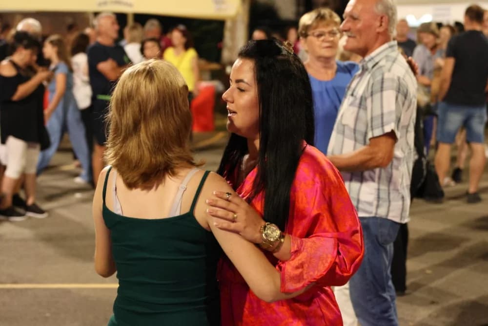 (FOTOGALERIJA) Uz nastup „Energy banda“ i „Slavonskih lola“ održana završna večer Gastro večeri u Batrini