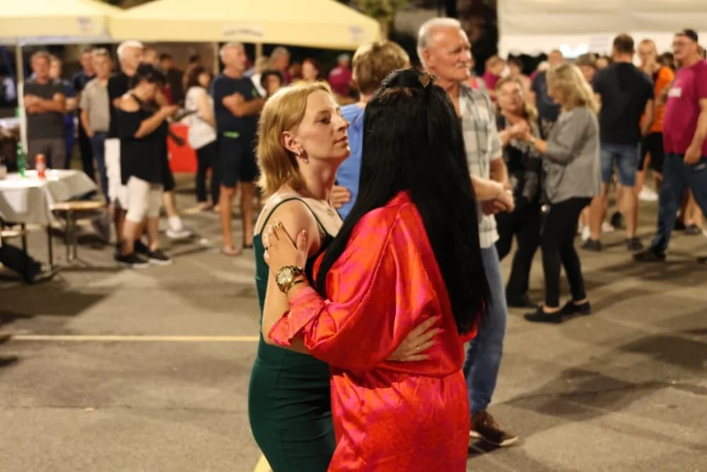 (FOTOGALERIJA) Uz nastup „Energy banda“ i „Slavonskih lola“ održana završna večer Gastro večeri u Batrini