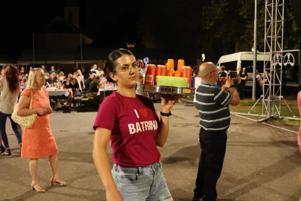 (FOTOGALERIJA) Uz nastup „Energy banda“ i „Slavonskih lola“ održana završna večer Gastro večeri u Batrini