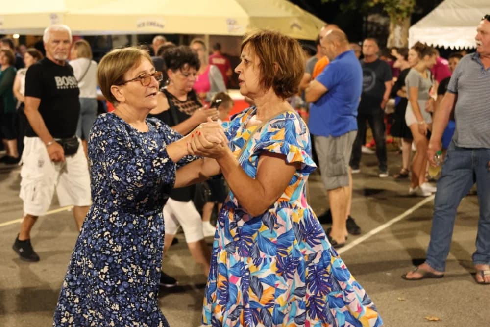 (FOTOGALERIJA) Uz nastup „Energy banda“ i „Slavonskih lola“ održana završna večer Gastro večeri u Batrini