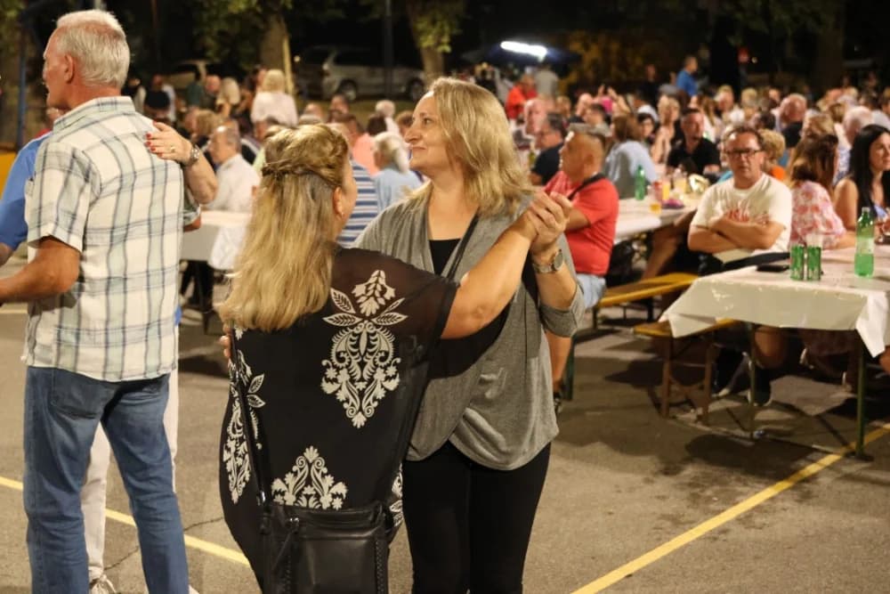 (FOTOGALERIJA) Uz nastup „Energy banda“ i „Slavonskih lola“ održana završna večer Gastro večeri u Batrini