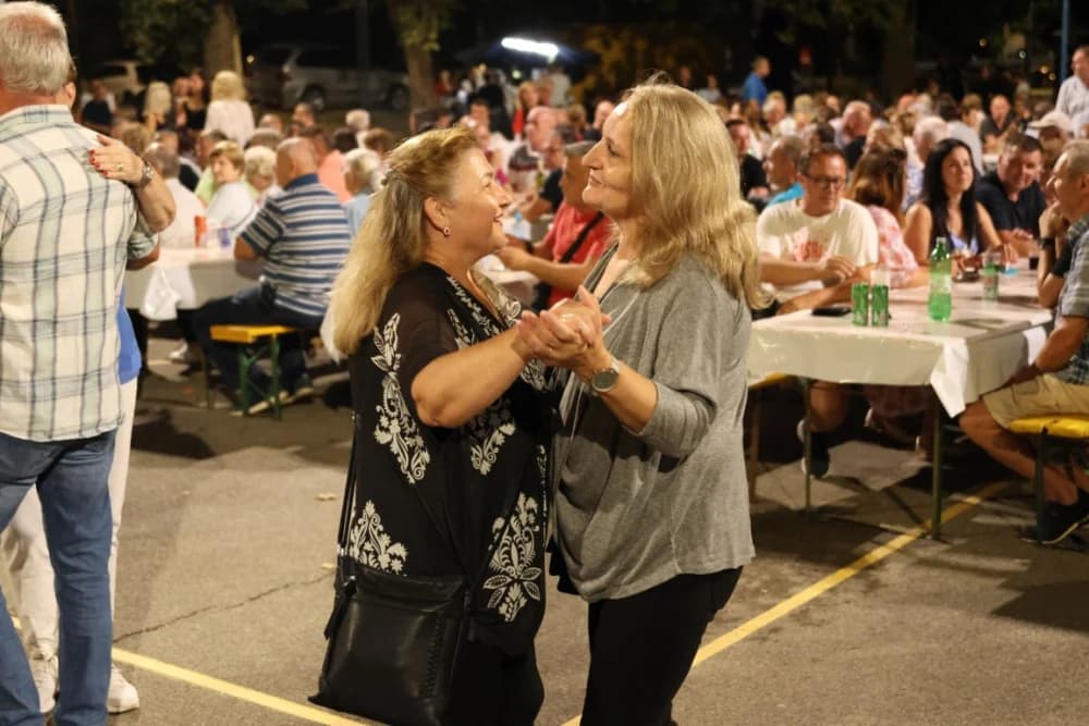 (FOTOGALERIJA) Uz nastup „Energy banda“ i „Slavonskih lola“ održana završna večer Gastro večeri u Batrini
