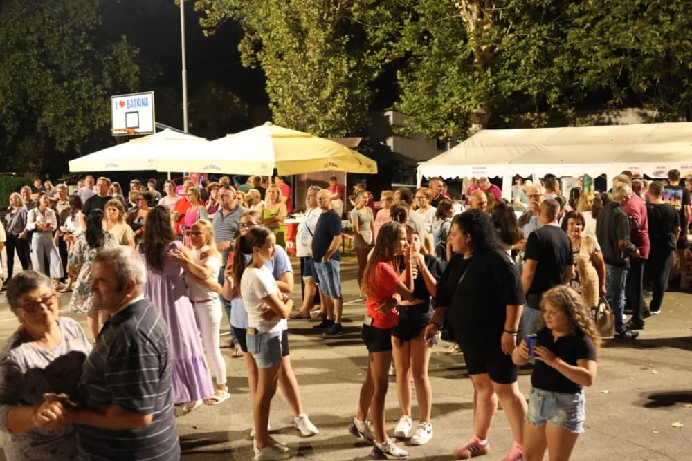 (FOTOGALERIJA) Uz nastup „Energy banda“ i „Slavonskih lola“ održana završna večer Gastro večeri u Batrini