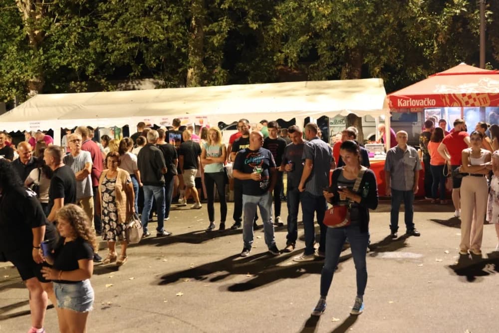 (FOTOGALERIJA) Uz nastup „Energy banda“ i „Slavonskih lola“ održana završna večer Gastro večeri u Batrini