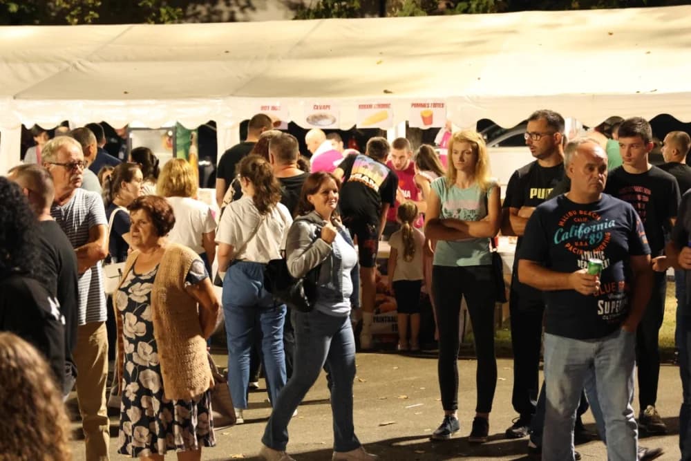 (FOTOGALERIJA) Uz nastup „Energy banda“ i „Slavonskih lola“ održana završna večer Gastro večeri u Batrini