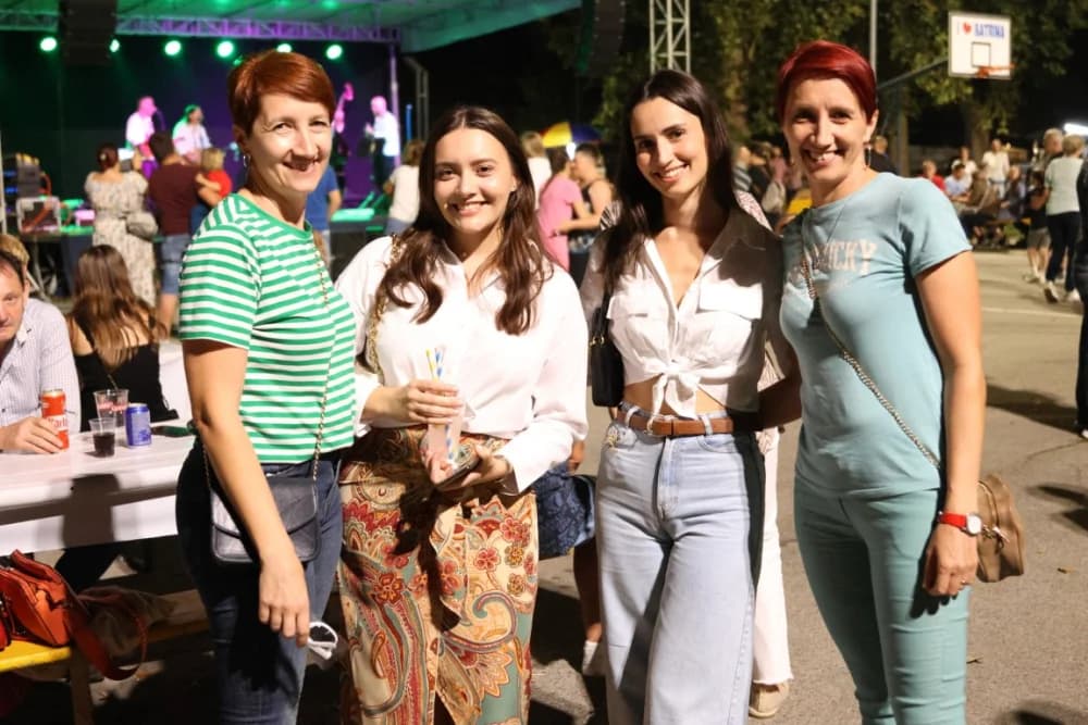 (FOTOGALERIJA) Uz nastup „Energy banda“ i „Slavonskih lola“ održana završna večer Gastro večeri u Batrini