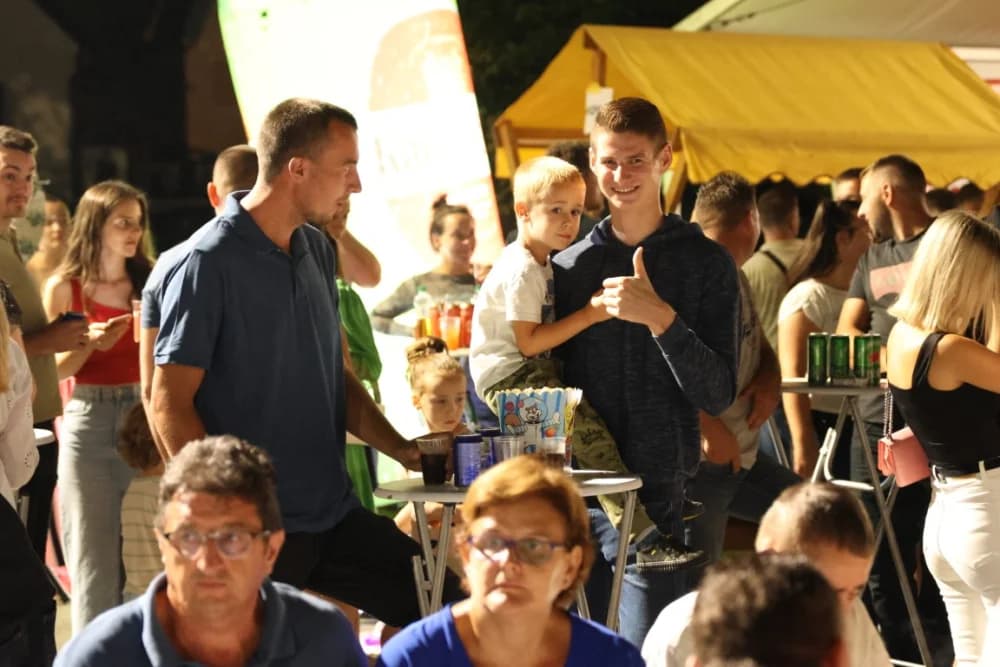 (FOTOGALERIJA) Uz nastup „Energy banda“ i „Slavonskih lola“ održana završna večer Gastro večeri u Batrini