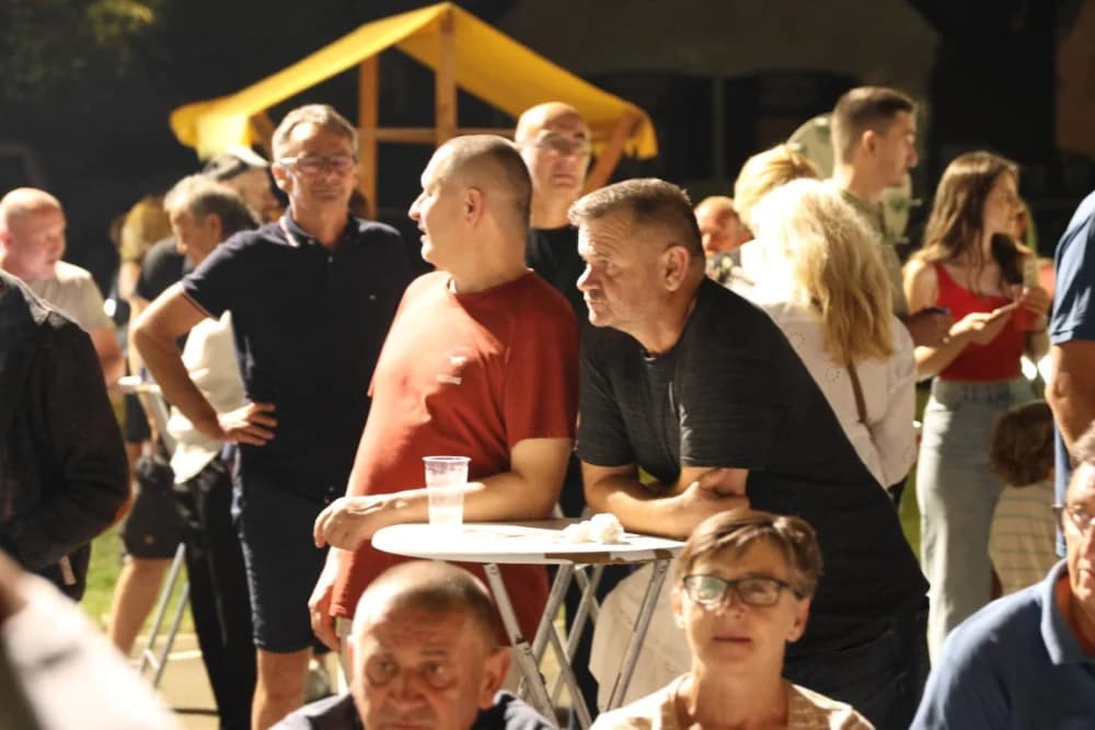 (FOTOGALERIJA) Uz nastup „Energy banda“ i „Slavonskih lola“ održana završna večer Gastro večeri u Batrini