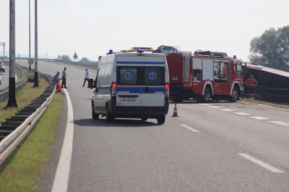 TUŽNA OBLJETNICA: Hrpa policije, hitne, evo kako je izgledao ulaz u Sl. Brod