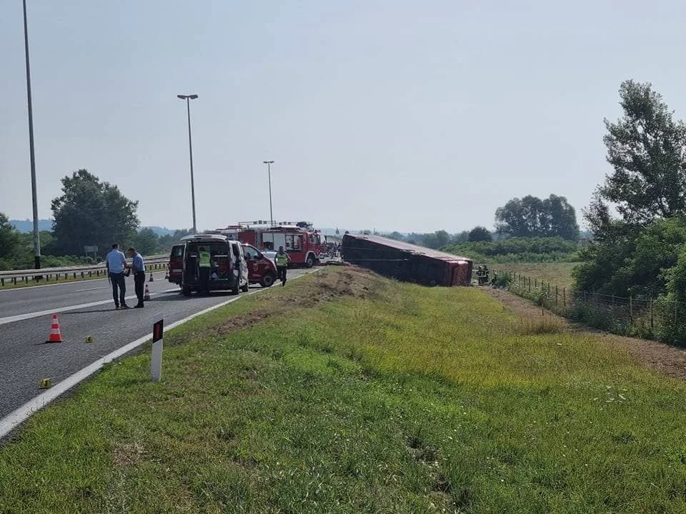 TUŽNA OBLJETNICA: Hrpa policije, hitne, evo kako je izgledao ulaz u Sl. Brod