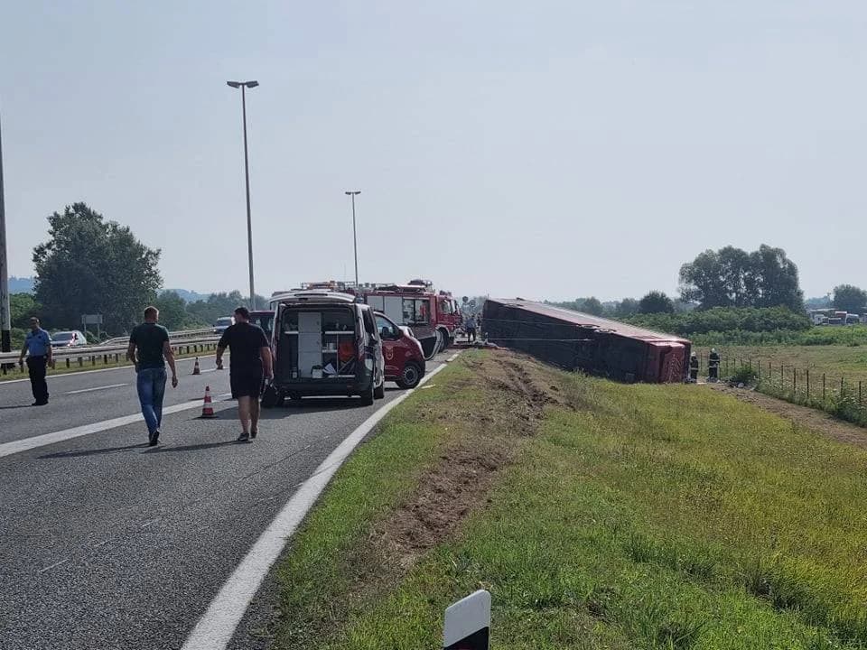 TUŽNA OBLJETNICA: Hrpa policije, hitne, evo kako je izgledao ulaz u Sl. Brod