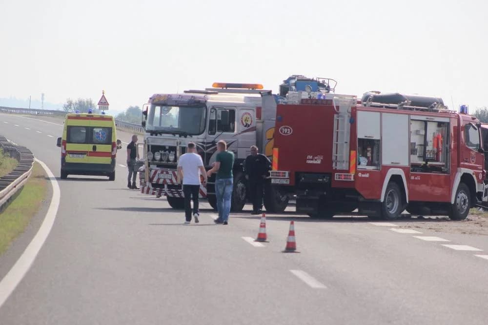 TUŽNA OBLJETNICA: Hrpa policije, hitne, evo kako je izgledao ulaz u Sl. Brod