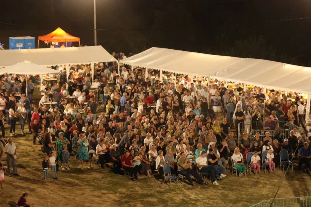 Odvoračka večer privukla brojne posjetitelje na kojoj je nastupili KUD-ovi, Branko Polić, Miroslav Škoro i Valentino band iz Požege