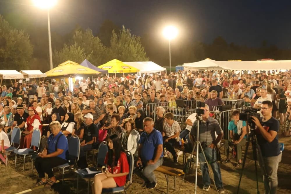 Odvoračka večer privukla brojne posjetitelje na kojoj je nastupili KUD-ovi, Branko Polić, Miroslav Škoro i Valentino band iz Požege