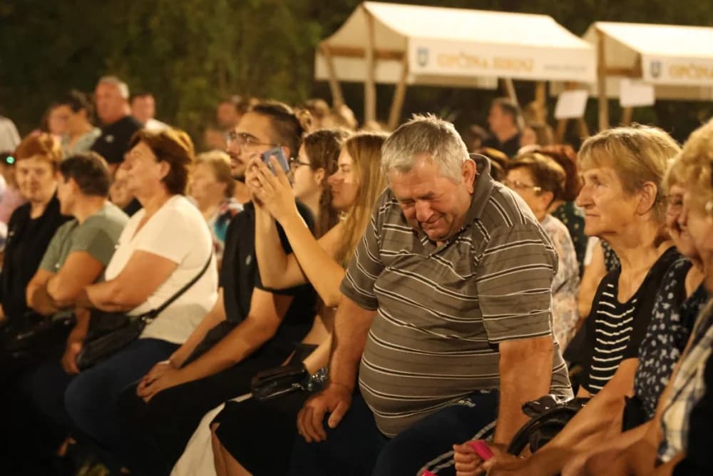 Odvoračka večer privukla brojne posjetitelje na kojoj je nastupili KUD-ovi, Branko Polić, Miroslav Škoro i Valentino band iz Požege