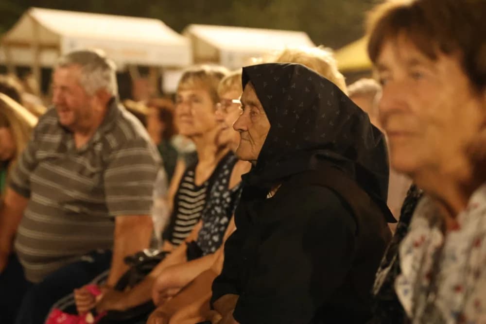 Odvoračka večer privukla brojne posjetitelje na kojoj je nastupili KUD-ovi, Branko Polić, Miroslav Škoro i Valentino band iz Požege