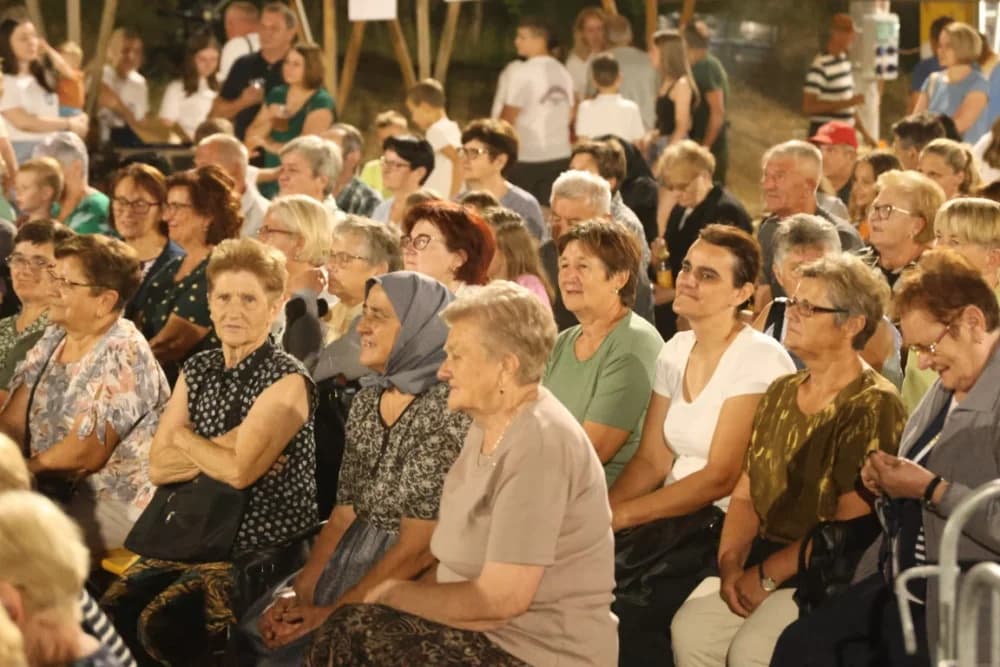 Odvoračka večer privukla brojne posjetitelje na kojoj je nastupili KUD-ovi, Branko Polić, Miroslav Škoro i Valentino band iz Požege
