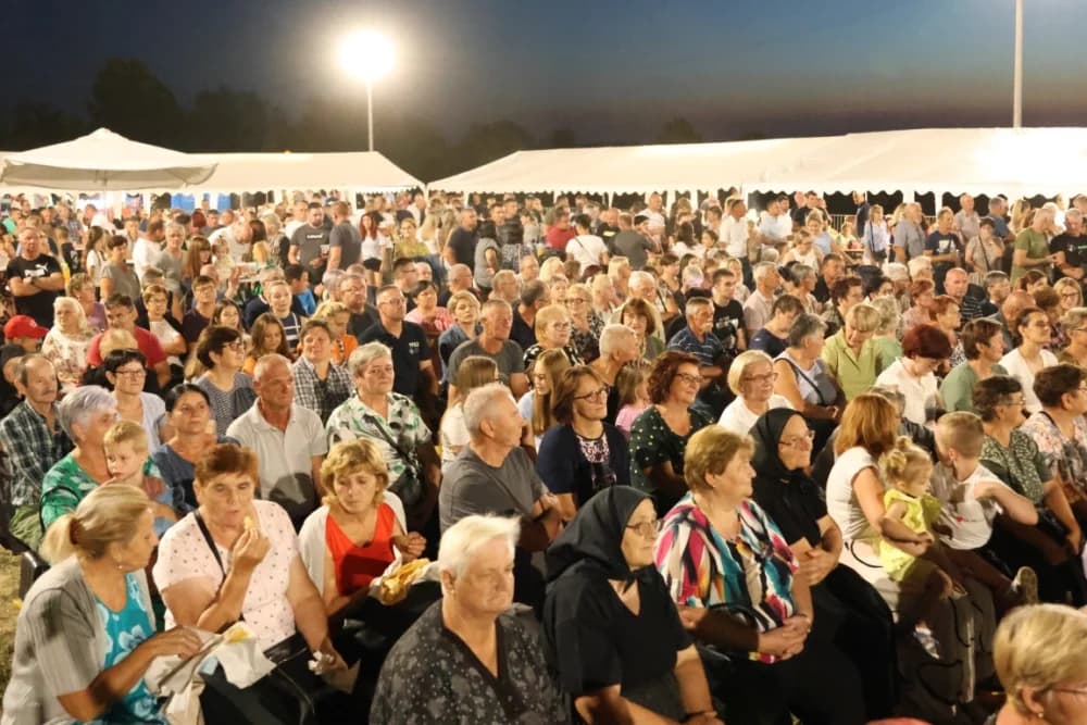 Odvoračka večer privukla brojne posjetitelje na kojoj je nastupili KUD-ovi, Branko Polić, Miroslav Škoro i Valentino band iz Požege