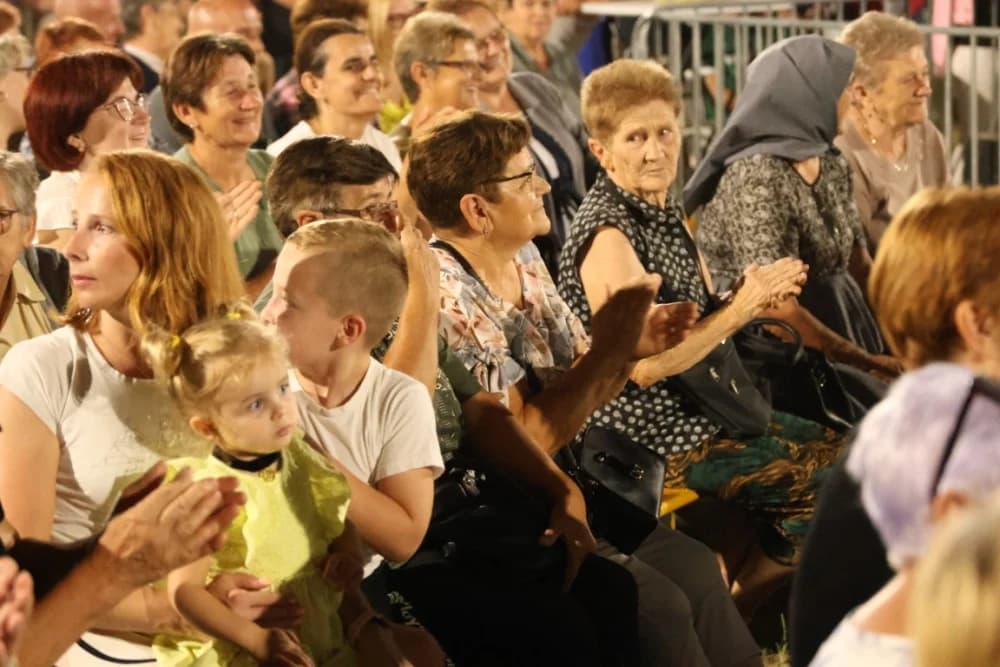 Odvoračka večer privukla brojne posjetitelje na kojoj je nastupili KUD-ovi, Branko Polić, Miroslav Škoro i Valentino band iz Požege
