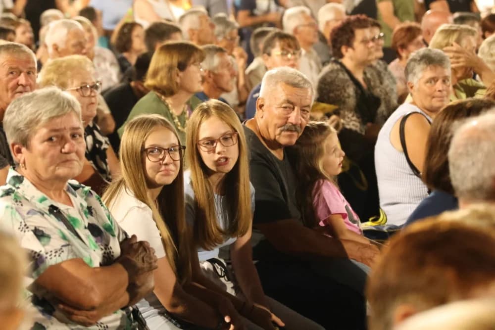 Odvoračka večer privukla brojne posjetitelje na kojoj je nastupili KUD-ovi, Branko Polić, Miroslav Škoro i Valentino band iz Požege