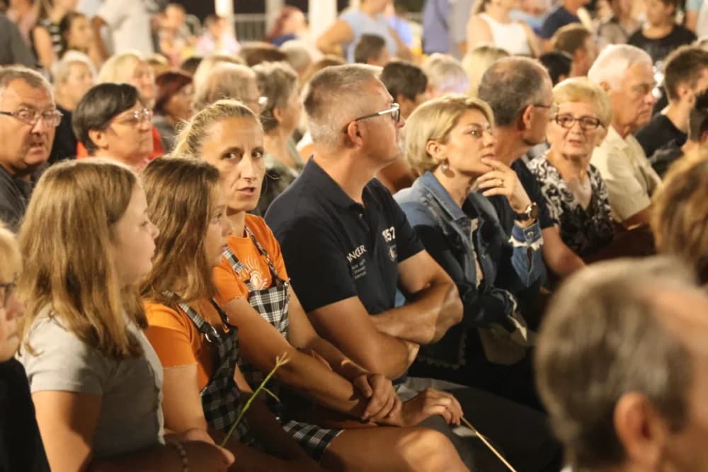 Odvoračka večer privukla brojne posjetitelje na kojoj je nastupili KUD-ovi, Branko Polić, Miroslav Škoro i Valentino band iz Požege