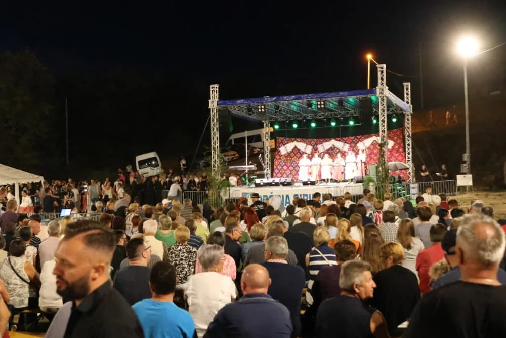 Odvoračka večer privukla brojne posjetitelje na kojoj je nastupili KUD-ovi, Branko Polić, Miroslav Škoro i Valentino band iz Požege