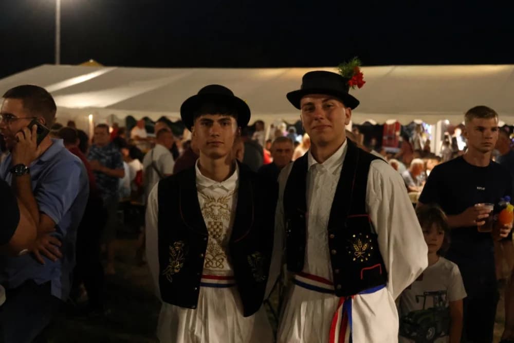 Odvoračka večer privukla brojne posjetitelje na kojoj je nastupili KUD-ovi, Branko Polić, Miroslav Škoro i Valentino band iz Požege